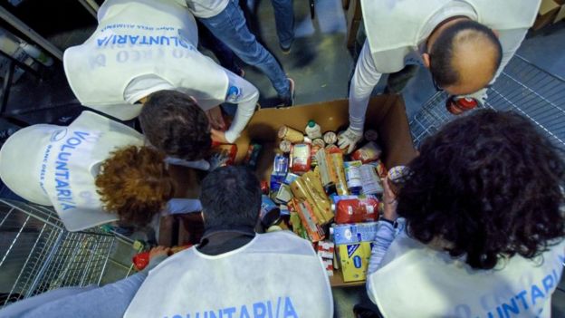 Arjantin'de gıda yardımı yapan gönüllüler.