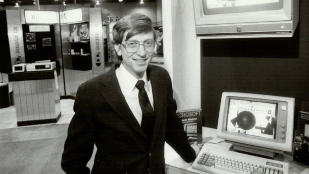 Bill Gates, en esta imagen de 1985 con 30 años, puso el software de su compañía, Microsoft, en las computadoras domésticas de IBM.