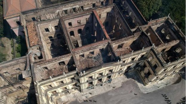 Vista aérea del museo destruido.