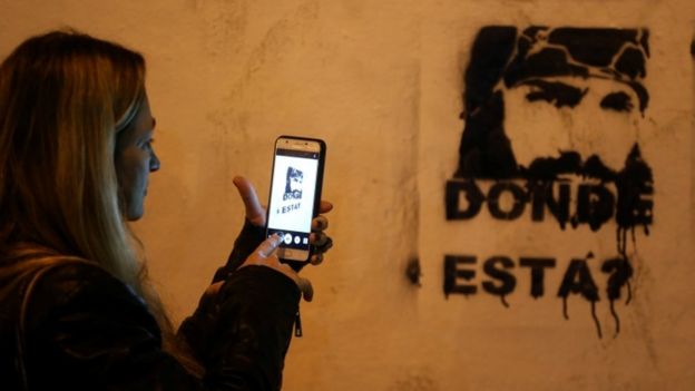Letreros, carteles y grafitis con la imagen del mochilero han invadido las calles de Argentina.