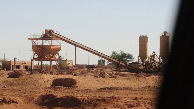 Les équipements de l'usine sont photographiés à la mine d'uranium du géant nucléaire français Areva, le 26 septembre 2010 à Arlit, propriété de l'État.