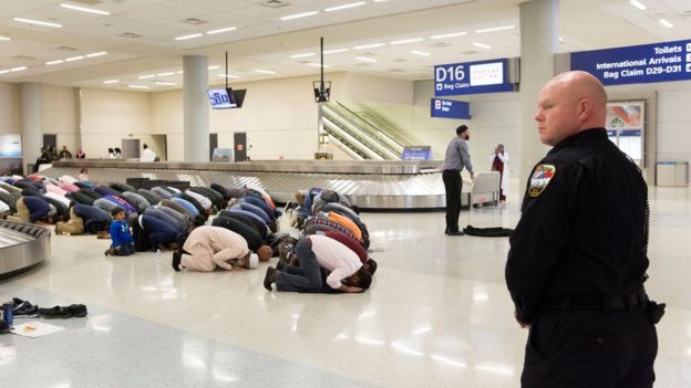 Manifestantes musulmanes protestan contra las primeras restricciones de viaje en el aeropuerto de Dallas, Texas, enero 29, 2017