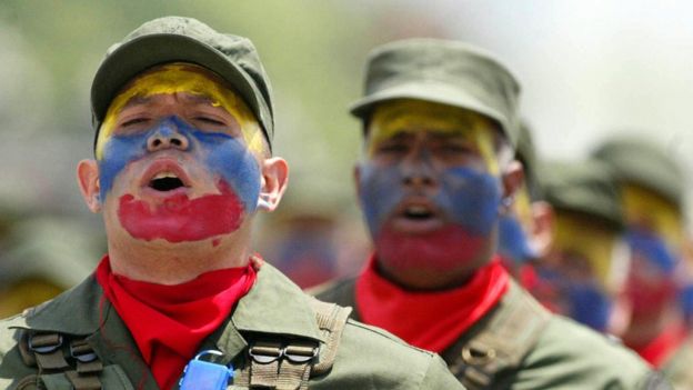 Soldados venezuelanos cantando