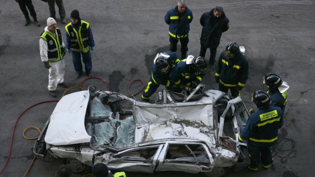 Auto aplastado rodeado de policías