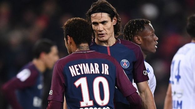 Nemar et Cavani se disputent pour tirer un pénalty lors d'un match de Ligue 1.