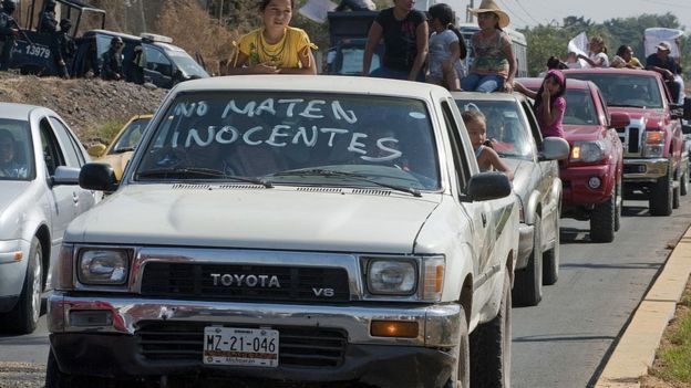 Protesta de vecinos de Michoacán contra los carteles de droga.