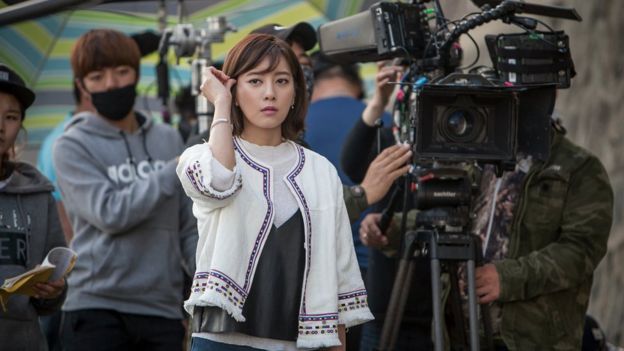 นักแสดงเกาหลีใต้กำลังเข้าฉากในละคร