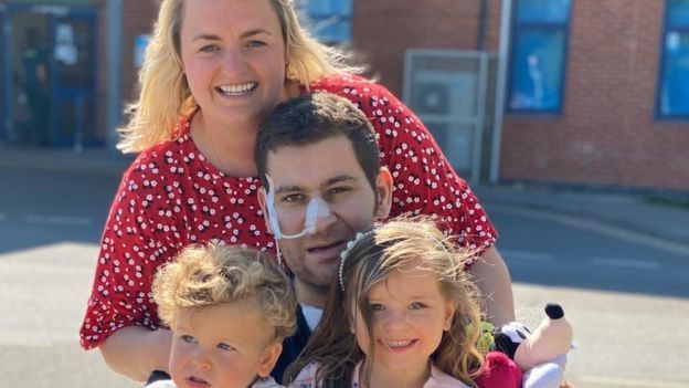 عمر تايلور مع زوجته وطفليه بعد قضاء ستة أسابيع في المستشفى.