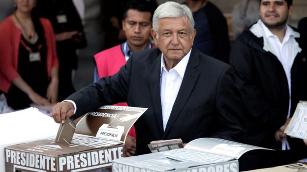 López Obrador votando