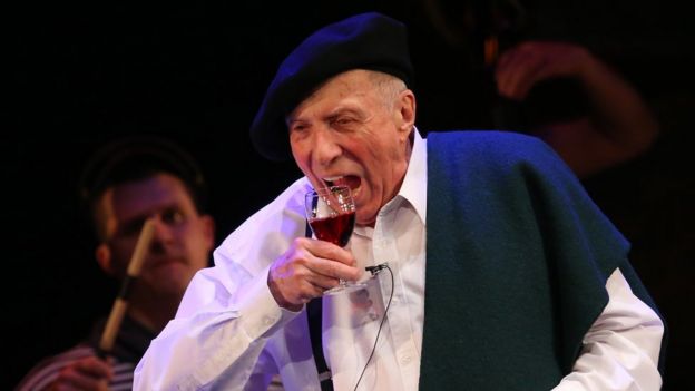 Сергей Юрский в роли Марка Шагала на сцене Театра имени Ермоловой