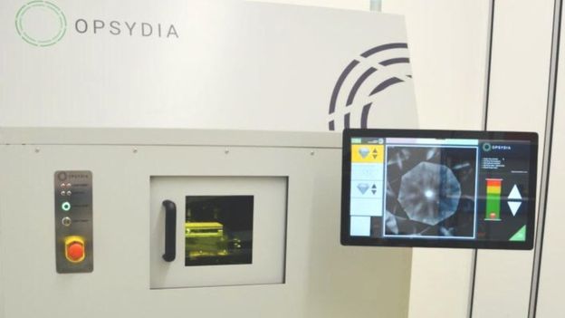 Opsydia'nın lazer makineleri elmaslarının dış yüzeyinin altına küçük işaretler işleyebiliyor