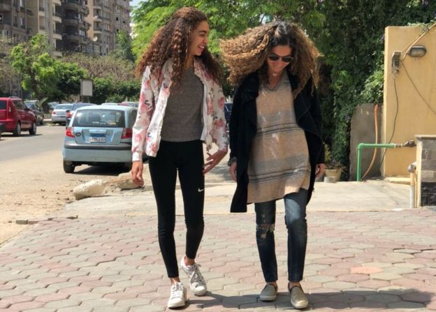 Women with curly hair in Cairo