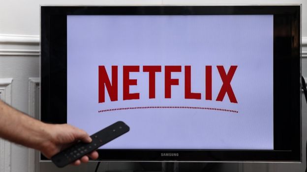 Una televisión con el logo de Netflix