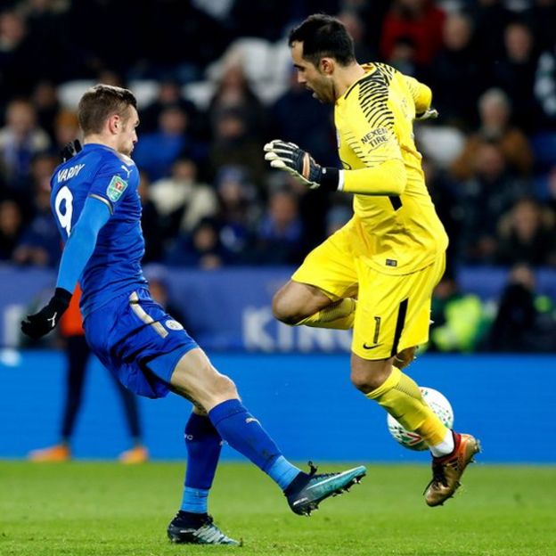 Vardy bloquea a Bravo.