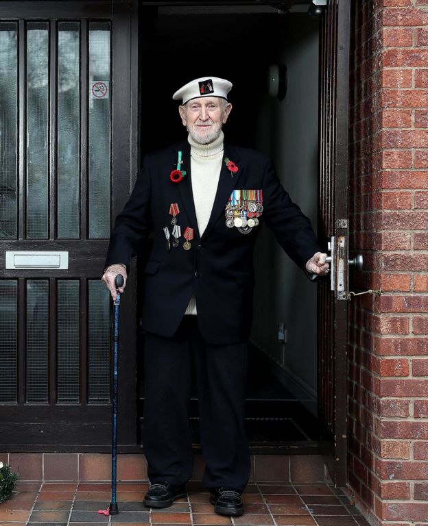 In Pictures: Two Minutes' Silence To Mark Armistice Day - BBC News