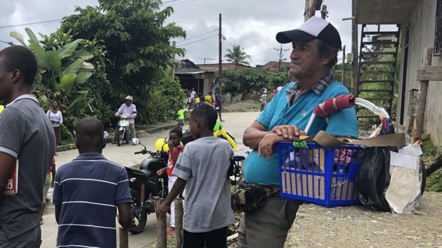 Antonio Ramírez y otros hombres y chicos en una calle de Buenaventura, Colombia