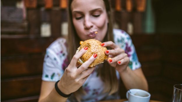 Mujer comiendo