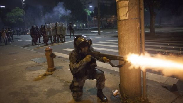 polícia dá tiro de borracha em manifestação no Rio de Janeiro