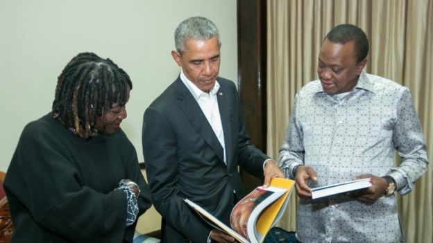 Bw Obama (kati), dada yake Bi Auma Obama na Rais Kenyatta baada ya rais huyo wa zamani wa Marekani kuwasili Nairobi