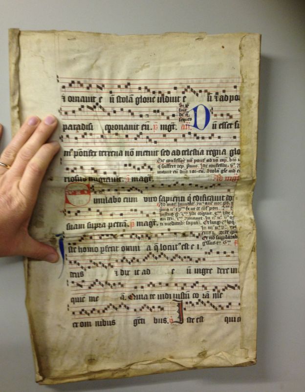 Antiguo texto católico utilizado para encuadernar un libro.