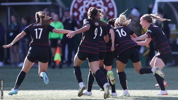 Portland Thorns players surround Crystal Dunn in celebration of her goal