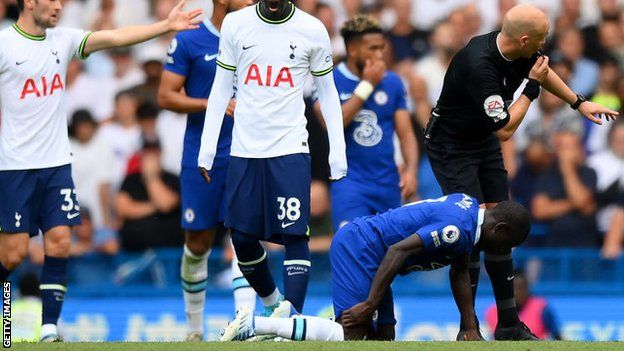 Ngolo Kante nursing an injury while playing for Chelsea against Tottenham