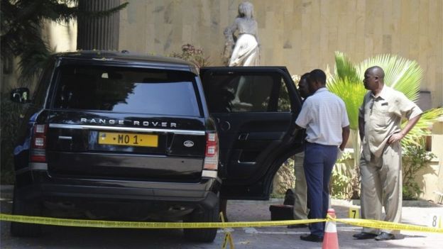 Tanzanian police officers inspect a vehicle with registration number "MO 1" that belongs to Mohammed Dewji, a Tanzanian business tycoon who is said to be Africa"s youngest billionaire, parked at Colosseum Hotel and Fitness Club in Dar es Salaam, Tanzania, 11 October 2018.