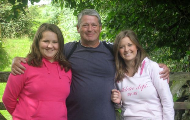 Nigel Hurst con sus dos hijas
