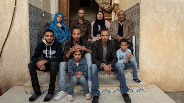 A família de Nidhal Gharibi, fotografada após sua morte - sete adultos e duas crianças.