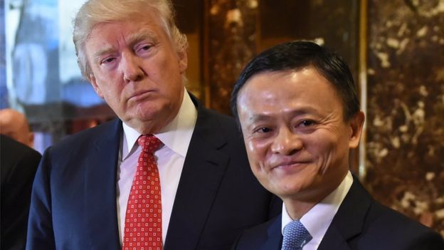Jack Ma (R) e Donald Trump posam para a mídia após seu encontro na Trump Tower, 9 de janeiro de 2017