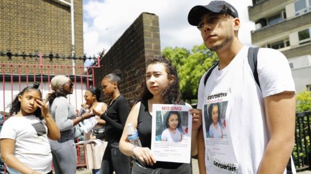 Melani Urbano (centro) mantém uma foto de sua irmã Jessica que continua desaparecida