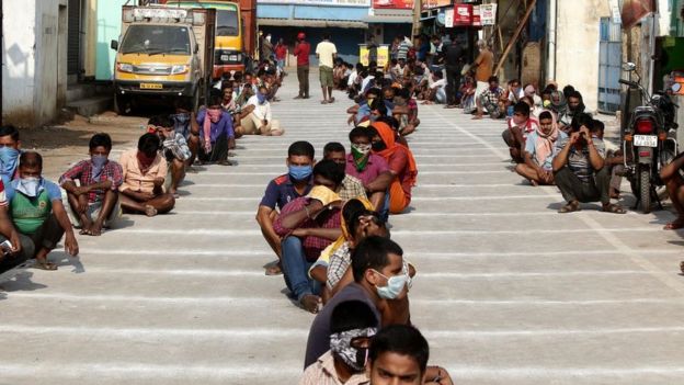 চেন্নাই পুরসভার কাছ থেকে নাস্তা আসার অপেক্ষায় রাস্তায় লাইন দিয়েছেন পরিযায়ী শ্রমিকরা।