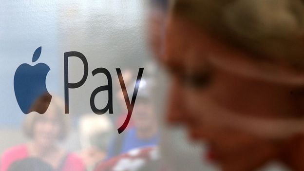 Apple Pay permite hacer pagos sin contacto a través del celular. Foto: JUSTIN SULLIVAN/GETTY IMAGES