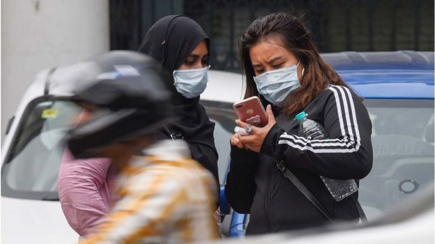 মাস্ক পড়া দুই নারী