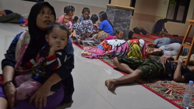 People shelter in a mosque in the Pandeglang region. Photo: 22 December 2018