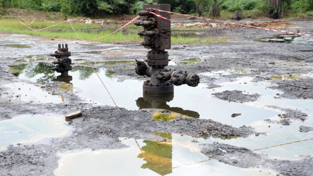 A Shell oil inlet manifold stands at Kegbara-Dere, in the famous Nigerian oil-producing Ogoniland, which hosts the Shell Petroleum Development Company (SPDC) in Nigeria's Rivers State on June 24, 2010.