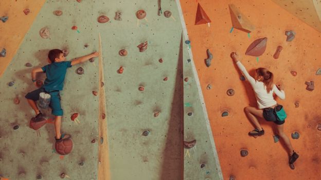 Niños practicando bouldering