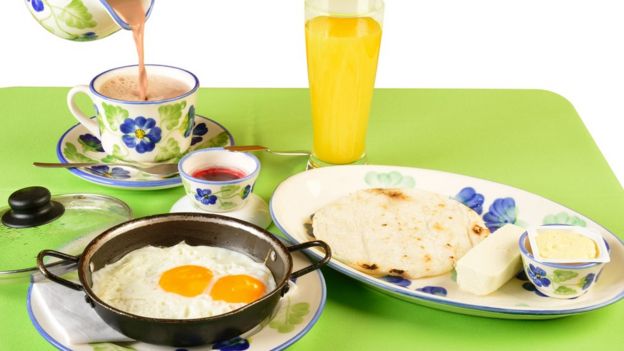 Desayuno colombiano con arepa y huevos
