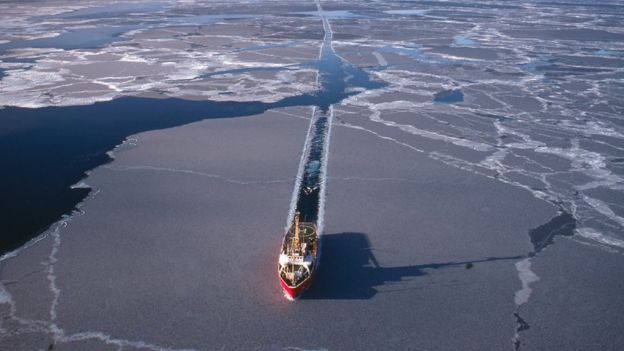 Un barco atraviesa el hielo en el Ártico