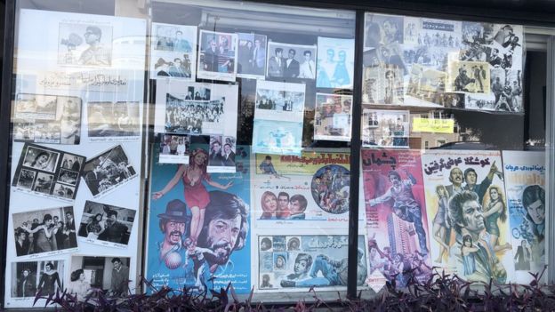 Una vitrina en Tehrángeles muestra afiches de películas de los años 50 y 60
