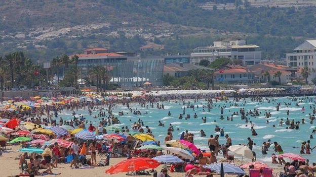 Tatil dönemlerinde kalabalığın arttığı Çeşme sahili, Ağustos 2019