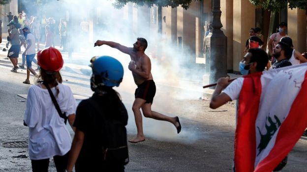 Anti-government protesters throw stones in Beirut, Lebanon (9 August 2020)