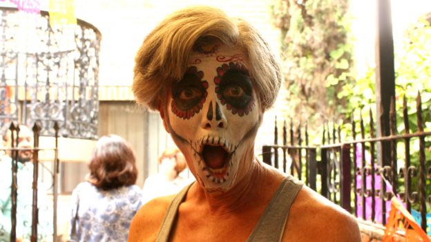 Una ciudadana estadounidense celebra el día de muertos en México.
