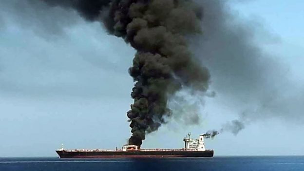تصاویر تلویزیون ایران از بلند شدن دود از نفتکشی که در دریای عمان هدف قرار گرفت