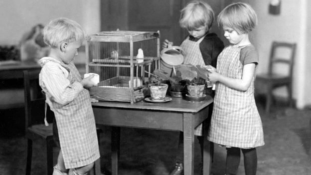 Niños trabajando bajo la enseñanza Montessori.