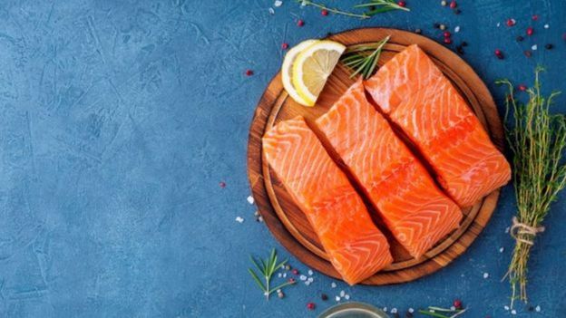 Peixe cortado em postas