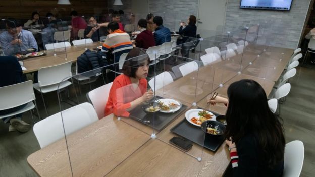 Prosedur menjaga jarak diterapkan di kantor-kantor Korea Selatan, sejak April lalu. Aturan ini tak hanya ditegakkan di ruang kerja, tapi juga di kantin kantor.