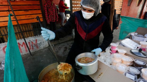 Mujer hace comida en Chile