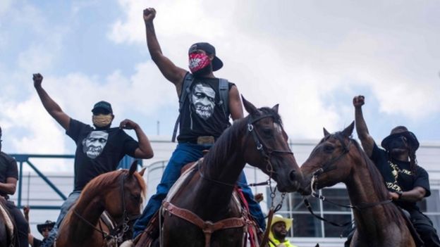 Manifestantes a caballo en Houston