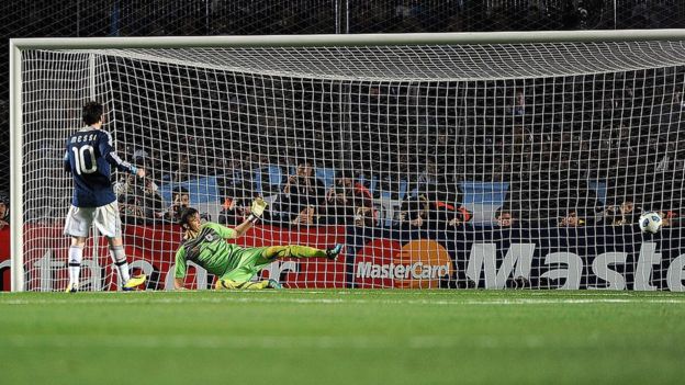 Lionel Messi marca frente a Uruguay.